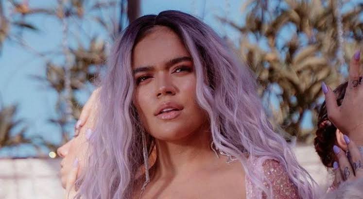 Karol G sufre caída en cuatrimoto durante vacaciones en Jamaica
