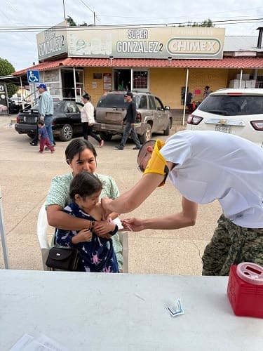 El ejército mexicano está llevando una campaña de vacunación contra el sarampión en cd. Madera