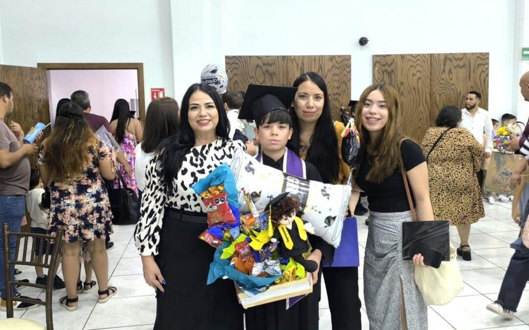 Asiste Myrna Monge a graduación de primaria del niño regidor en la Francisco R. Almada