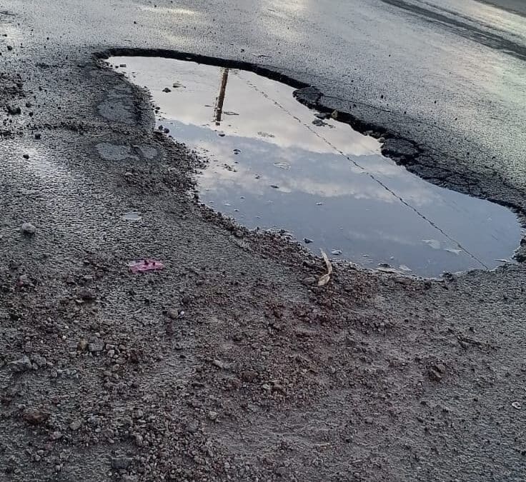 En las calles de la zona centro fugas de agua y baches