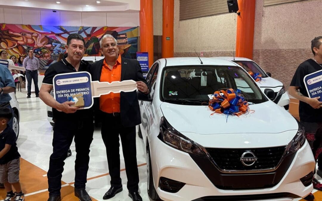 Celebran al magisterio con entrega de vehículos