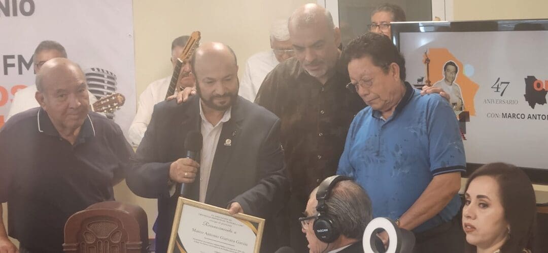 Entrega la “Pancho Cano”, reconocimiento a la labor social radiofónica del periodista Marco Antonio Guevara