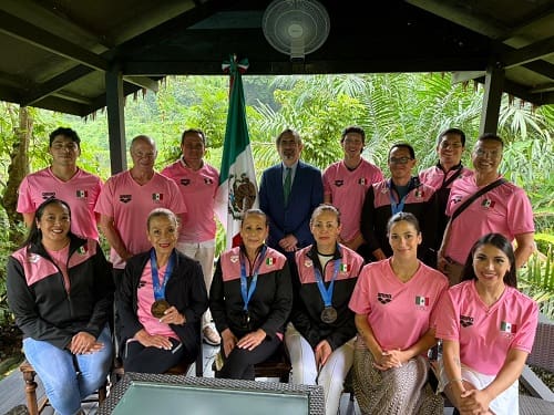Con una nueva medalla de oro master, el embajador de singapur celebra junto a nuestros atletas
