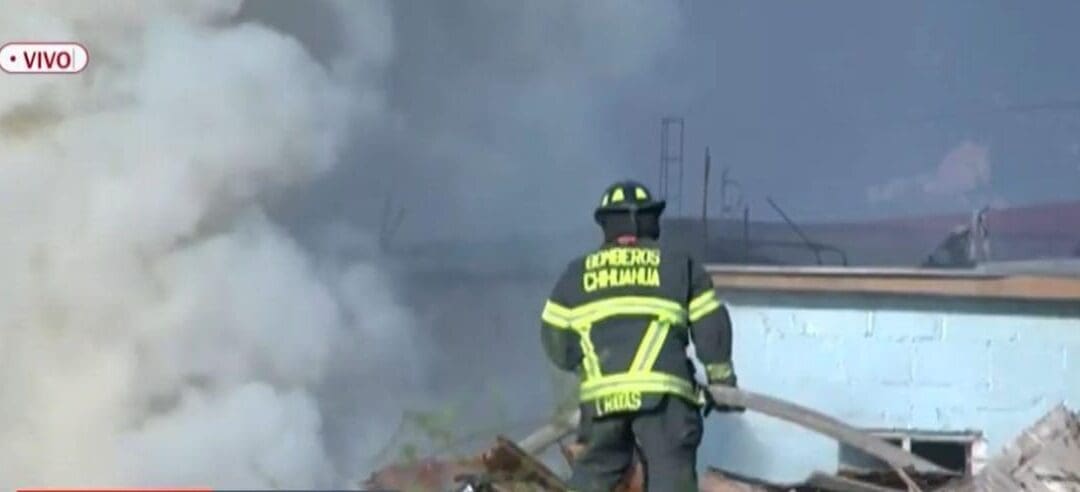 Gran columna de humo serca del relleno sanitario