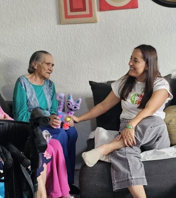 Rosy Carmona visita a adultos mayores