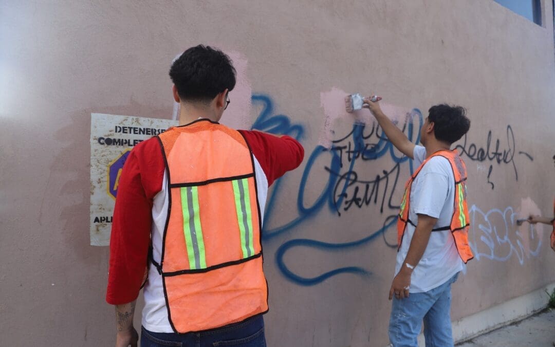 Ponen a menores infractores a limpiar grafitti