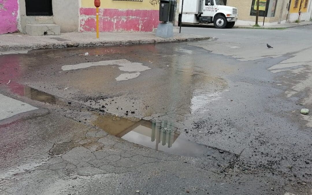 Otra fuga de agua potable en el centro