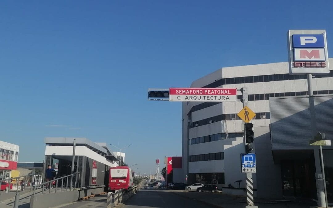 Todos los semáforos peatonales de la Avenida Universidad o Vallarta sin funcionar