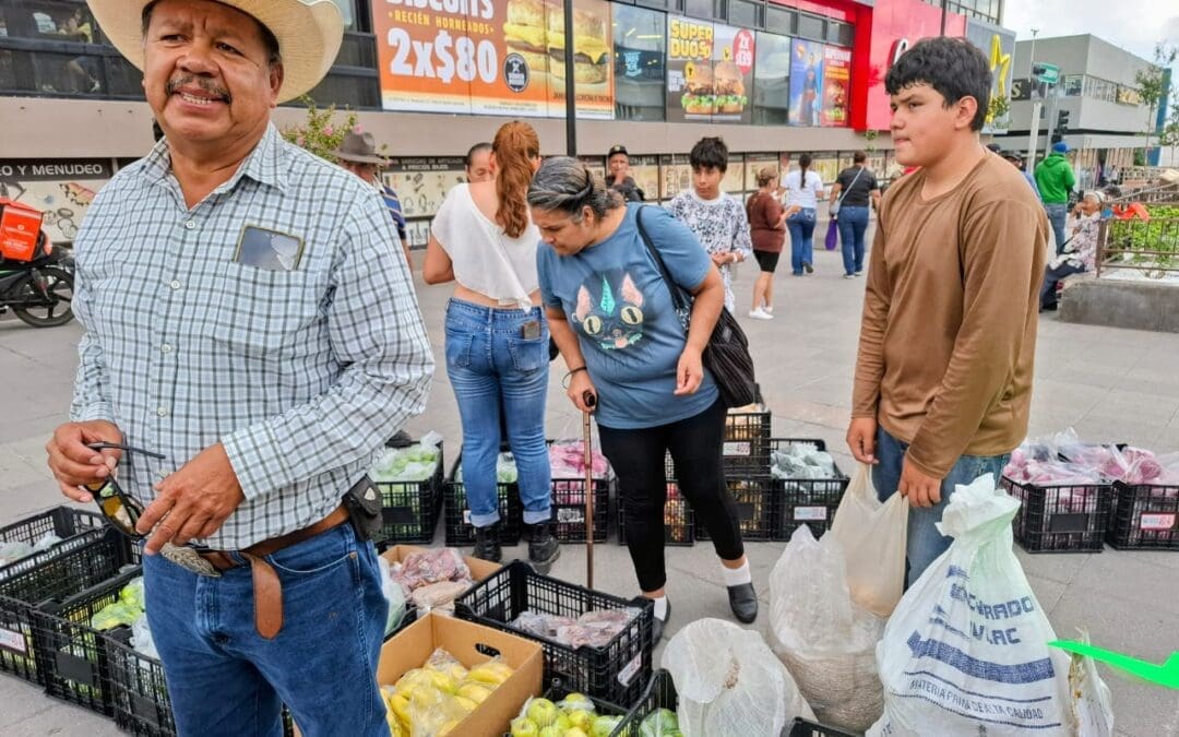 Continúa la venta de frutas y verduras, casi frente al palacio municipal