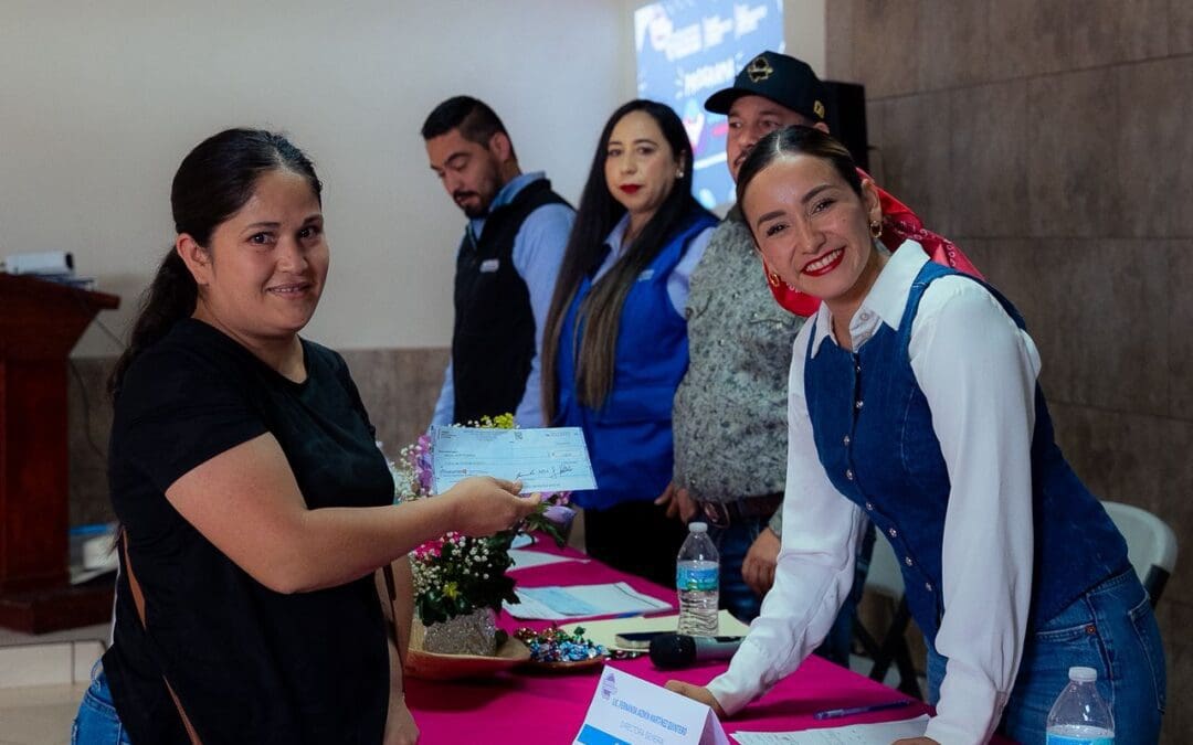 Ichijuv entregó apoyos economicos a jóvenes de la Sierra Tarahumara 