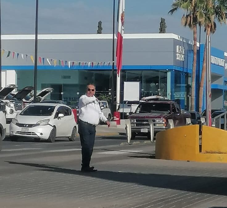 Ciudadano la hace de transito por falla en semáforo