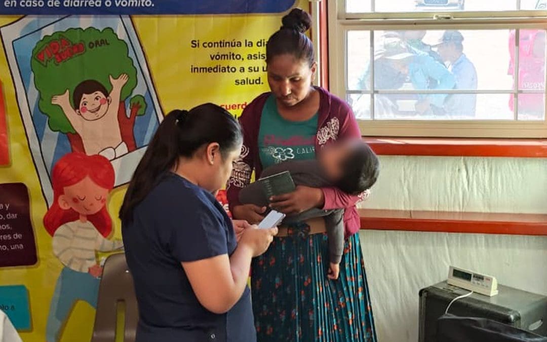 Redoblan vacunación y entregan apoyos alimentarios en comunidad de Ojinaga