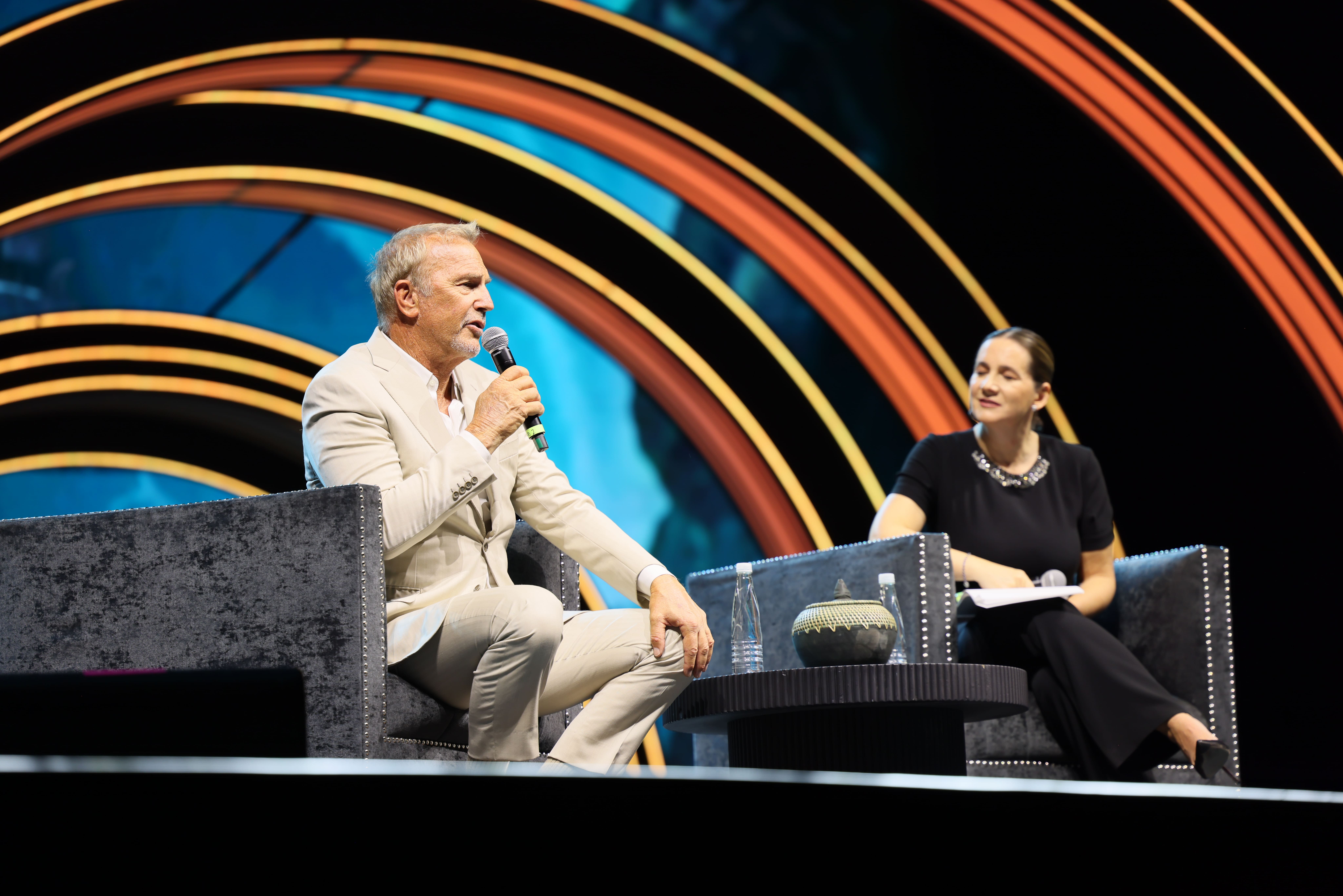 No midan su éxito por un año o calendario: Kevin Costner a becarios en «México Siglo XXI»