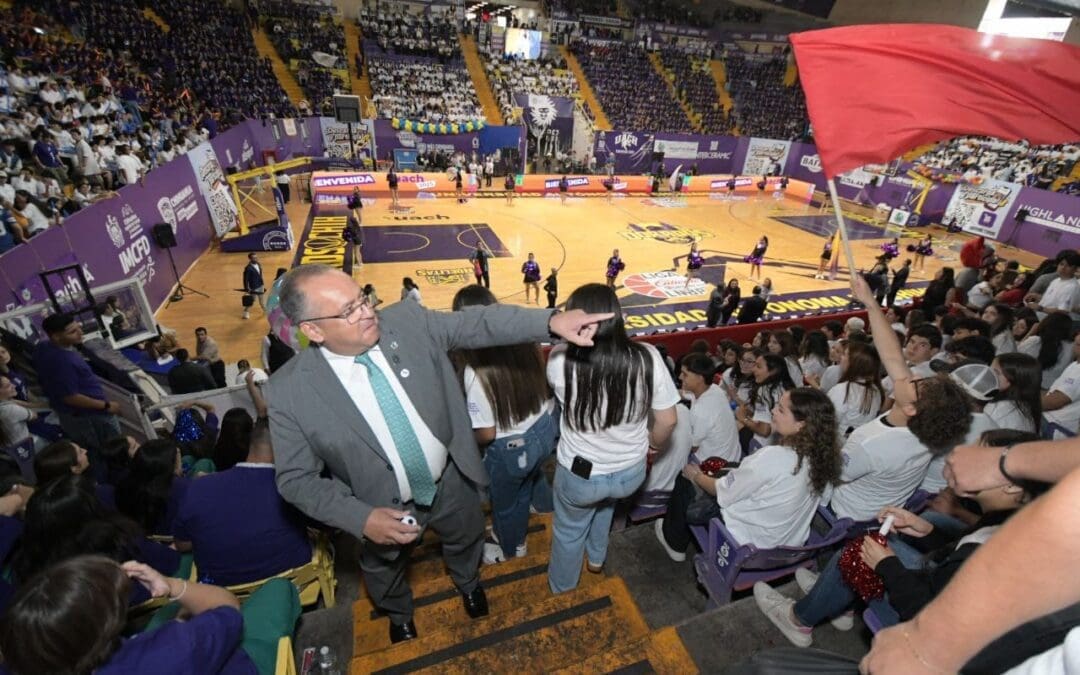 Luis Rivera da la bienvenida a nuevos alumnos