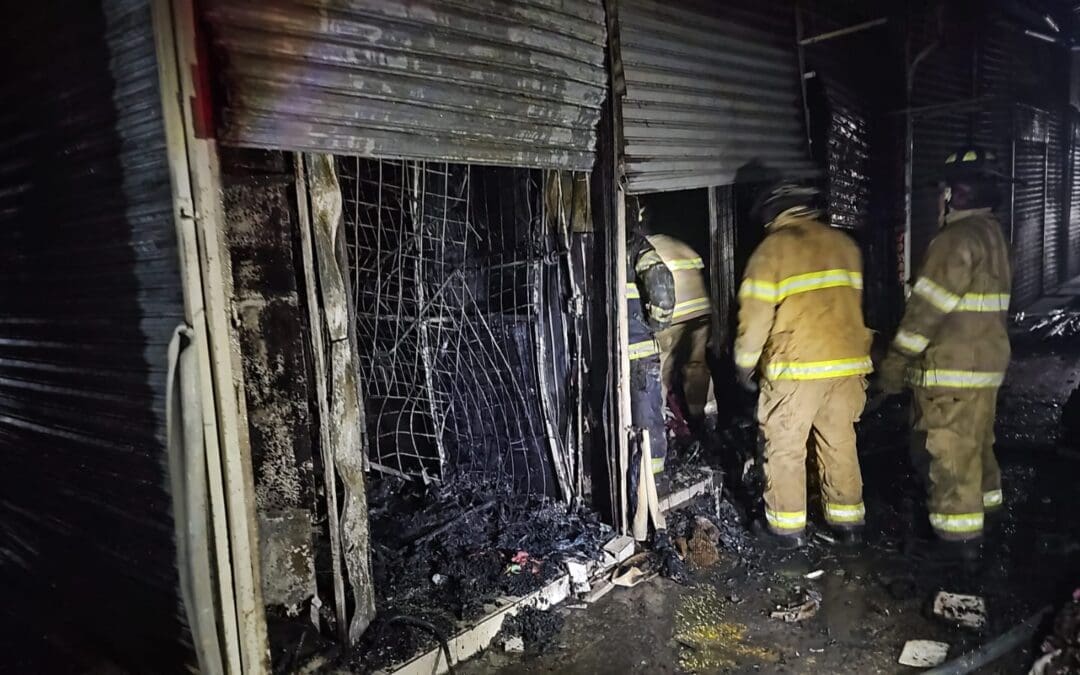 Se queman 5 locales comerciales de El Pasito