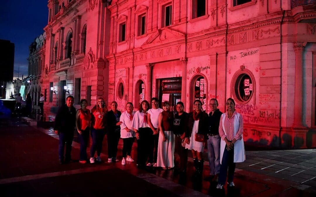 Se ilumina de rojo la Presidencia Municipal por día del Mieloma Múltiple