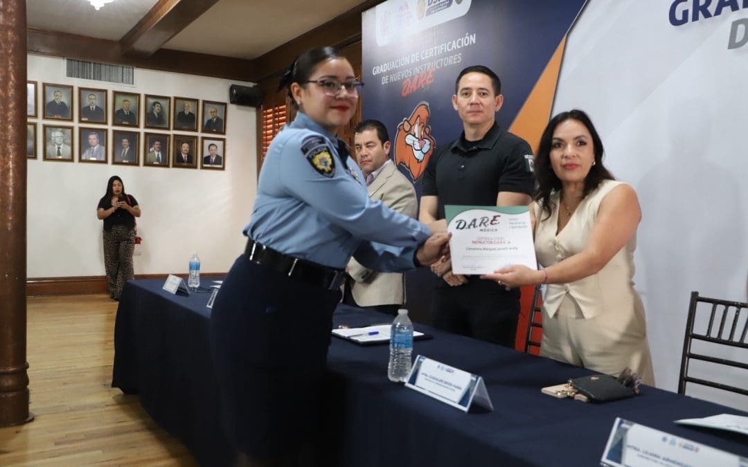 Se gradúan agentes policiacos en instrucción DARE