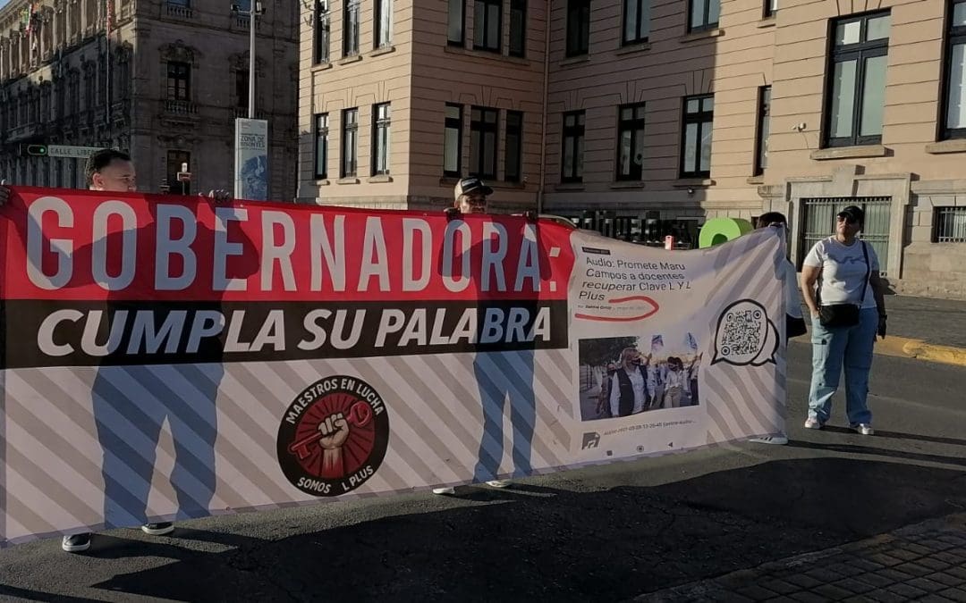 Maestros cierran calles del centro