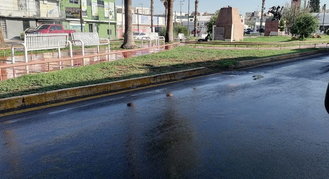 Gran desperdicio de agua sobre Parque