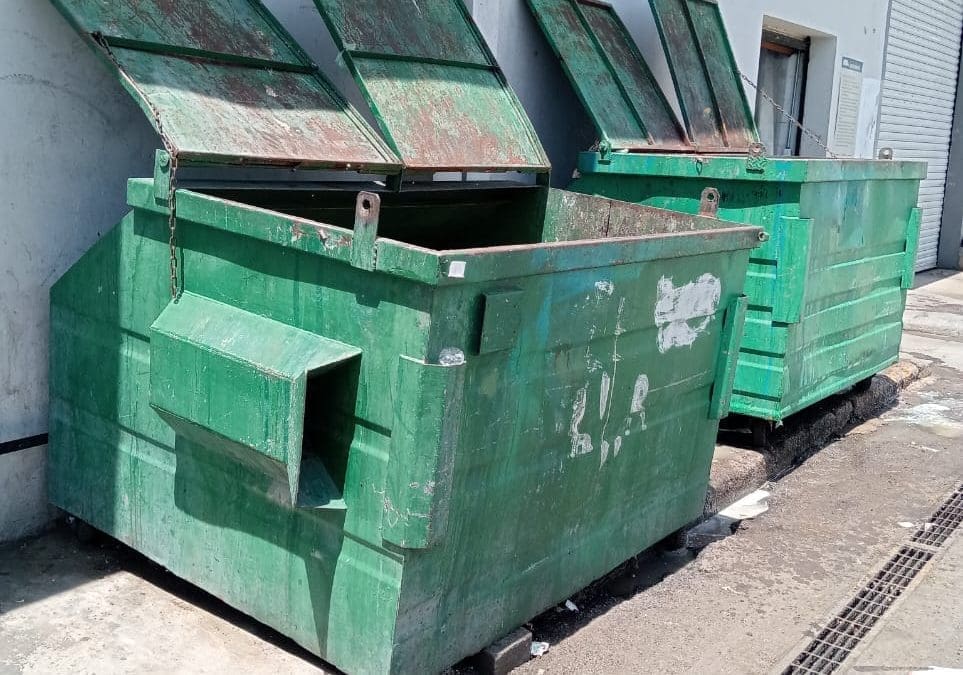 [Reporte Ciudadano] Reportan en los Pinos, malos olores por mal estado de contenedores