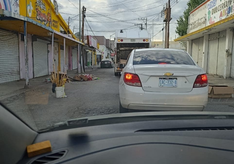 [Reporte Ciudadano] Denuncian camión de basura que obstruye circulación vehicular