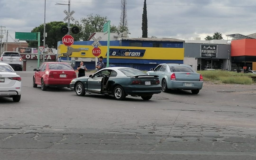 Choque sobre miniglorieta por no ceder.