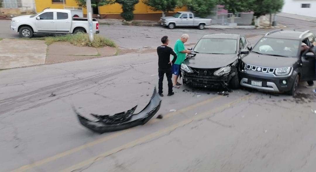 Fuerte choque en la colonia Industrial; afortunadamente sin lesionados