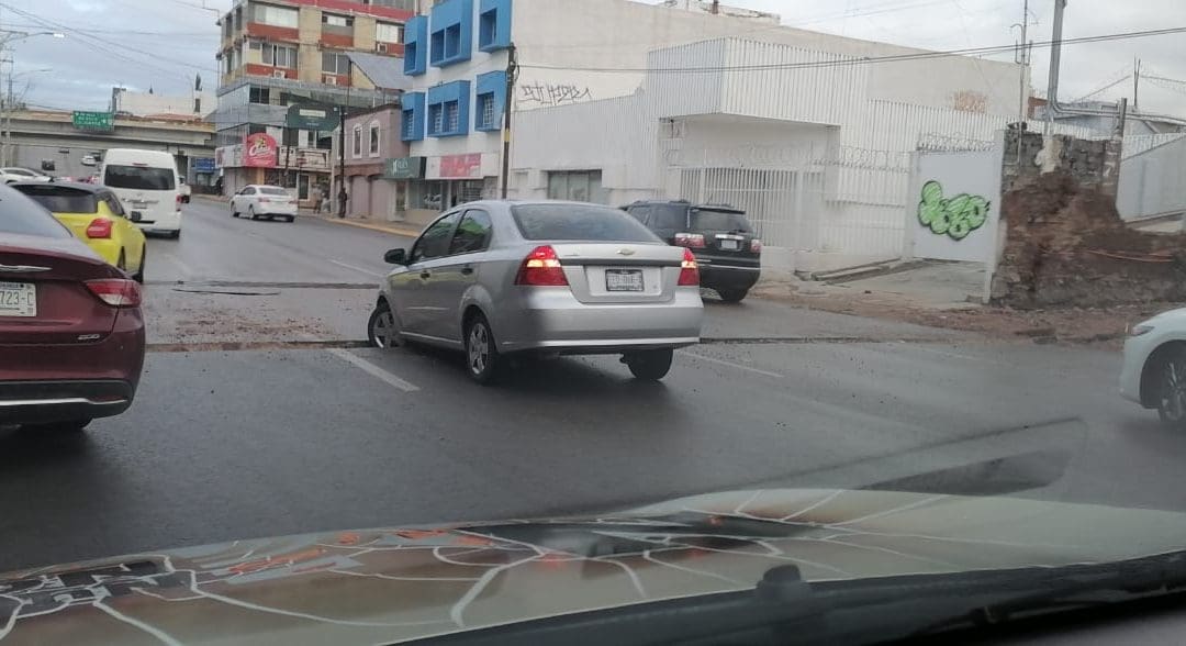 Mega zanja; caos vial en avenida Independencia