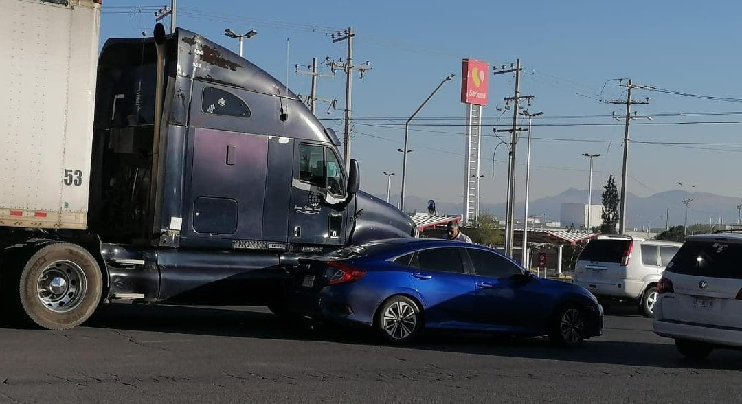 Caos vial en avenida Homero por choque de tráiler contra auto particular