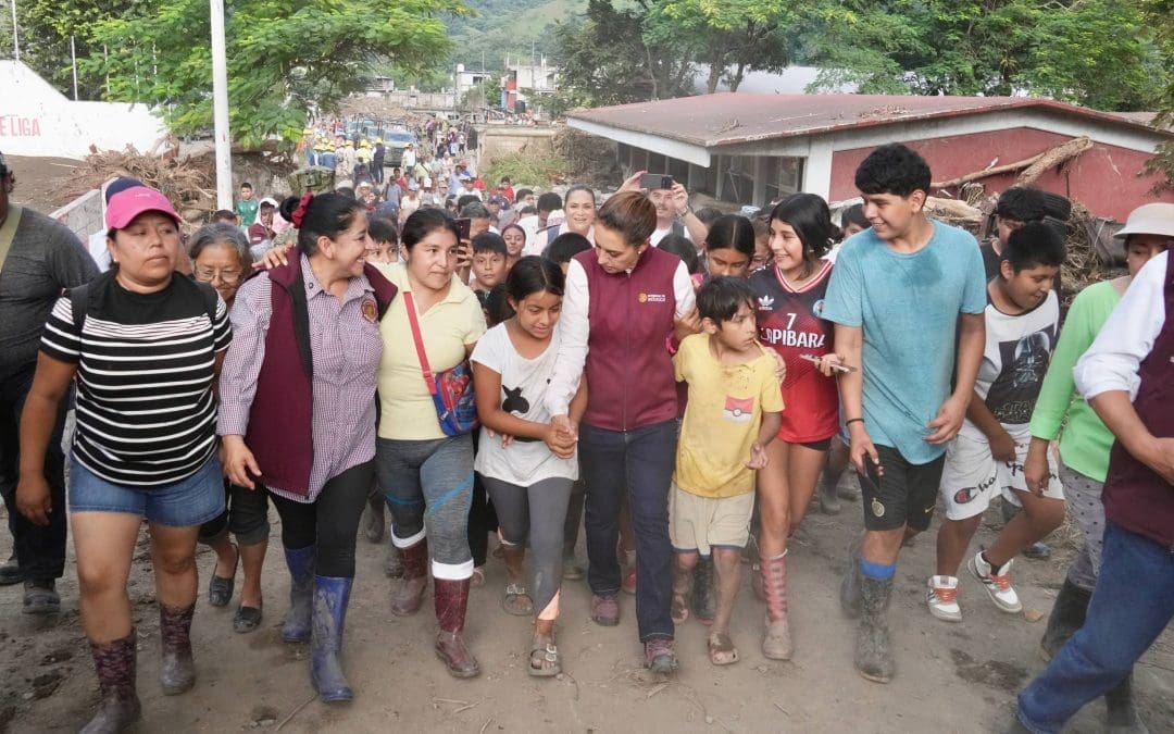 Recorrió Sheinbaum zonas afectadas por lluvias en Huehuetla