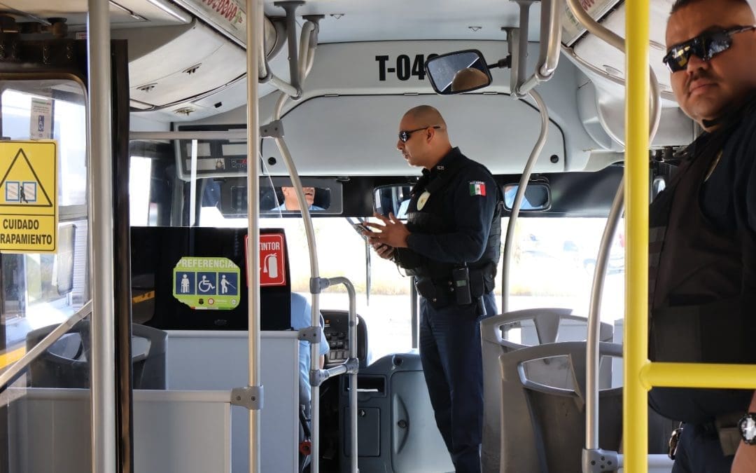 Refuerzan con policías municipales a bordo de los camiones de pasajeros