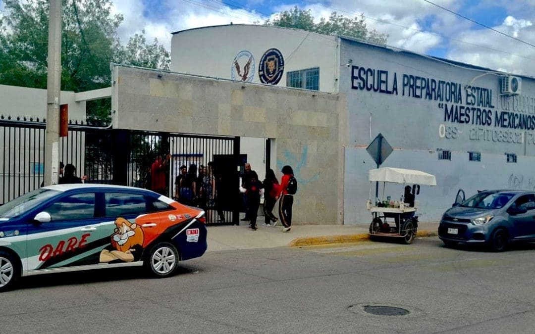 Buscan cesen los pleitos entre alumnos de la Maestros mexicanos, acuden policías DARE