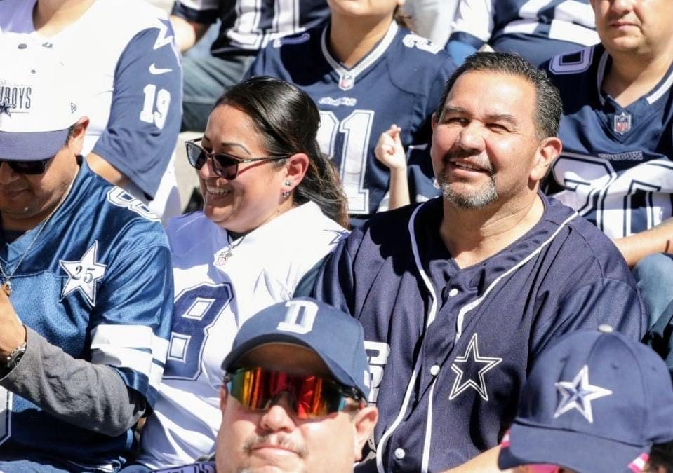 Cruz Perez Cuellar se toma la foto con la fanaticada de los Vaqueros