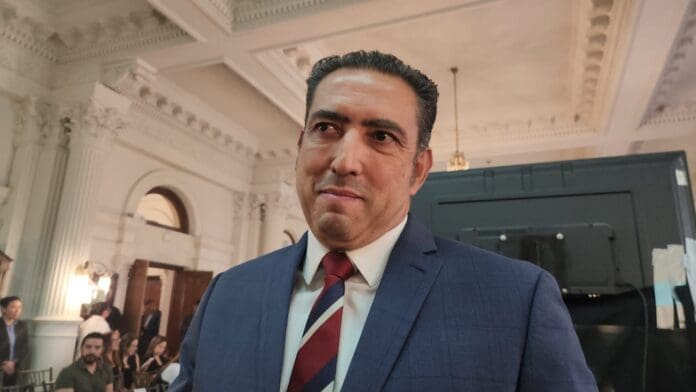 Con retraso y sin convicción, Riggs ofrece disculpa pública a la síndica