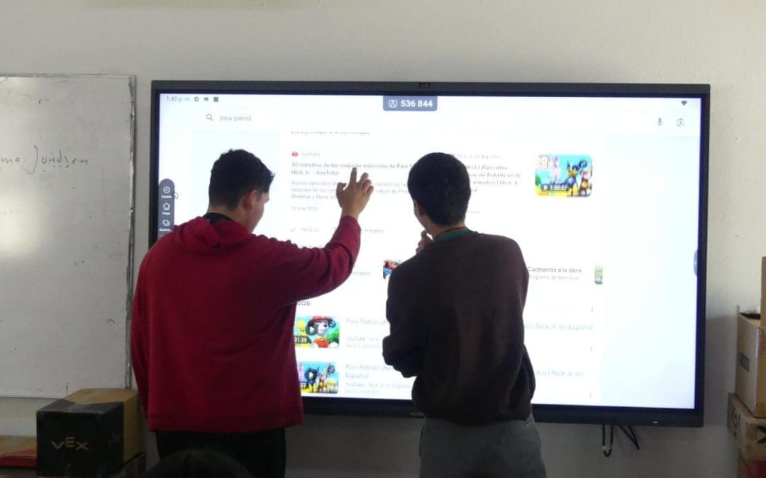 Equipan planteles del Conalep con 80 pizarras electrónicas 