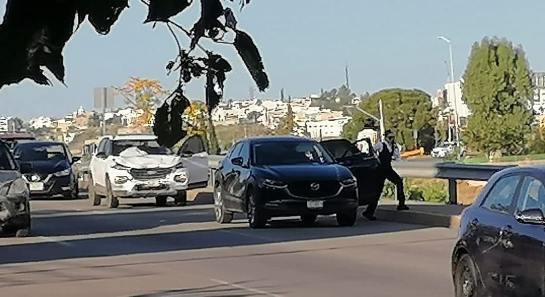 Caos vehicular en la Teófilo Borunda por fuerte choque