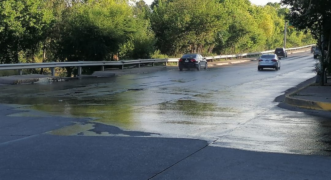 Denuncian fuga de aguas negras y fuerte encharcamiento en Teófilo Borunda