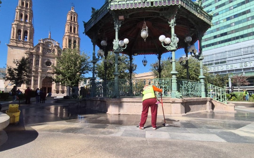 Limpian diariamente la Plaza de Armas