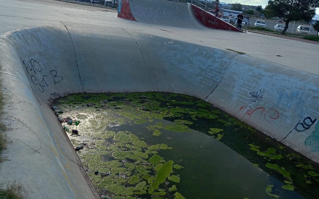 Usuarios denuncian abandono en la Deportiva Sur: agua estancada y riesgo sanitario