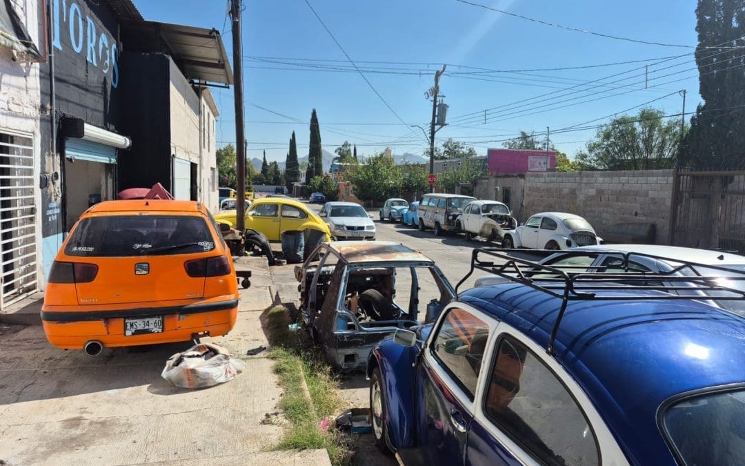 Taller mecánico invade calle y banqueta en colonia Revolución; vecinos exigen intervención
