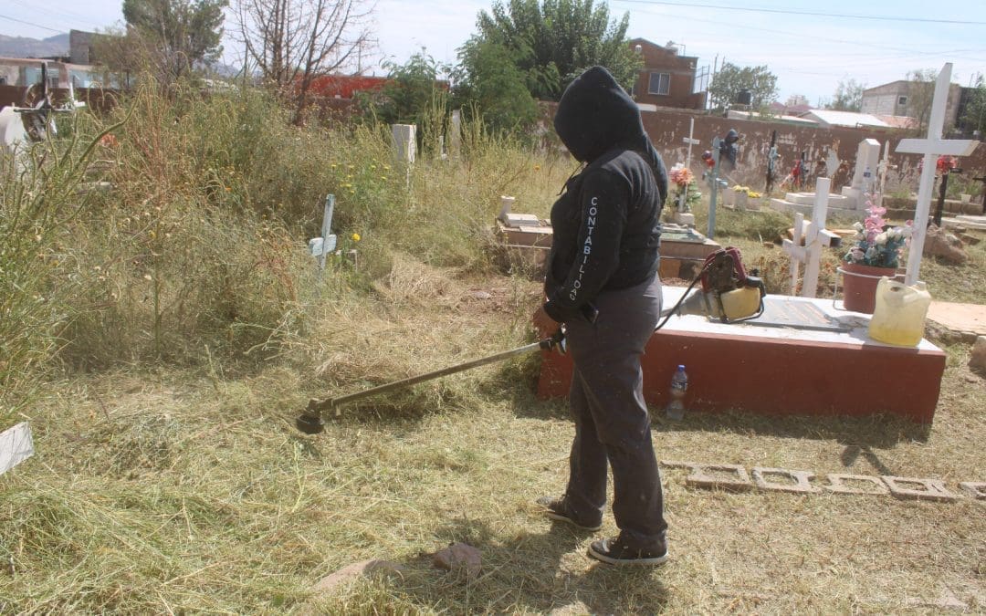 Preparan panteones para el Día de Muertos