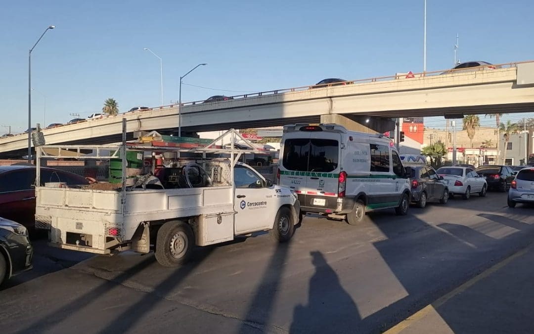 Caos vial en el bajo puente de Teófilo Borunda y avenida Pacheco por semáforos descompuestos
