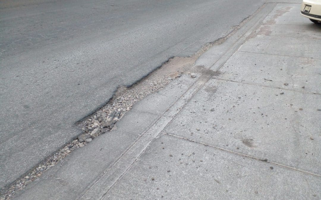 Reportan enorme bache en cruce de Colegio Militar y Pasionarias