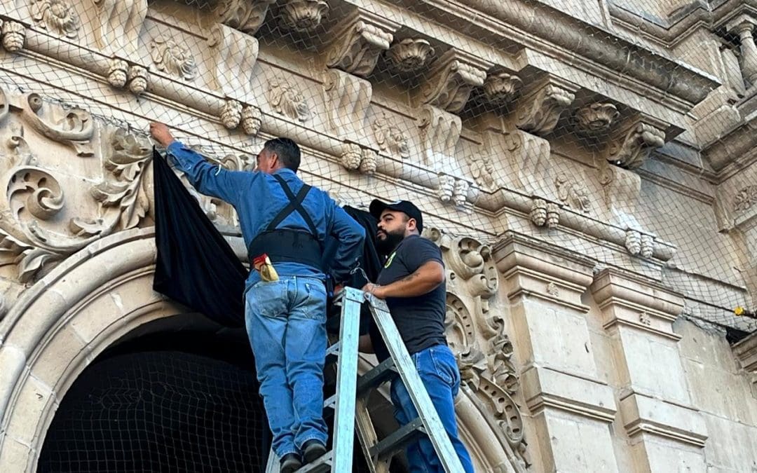 Instalan moño negro en Palacio por Víctor Cruz Russek