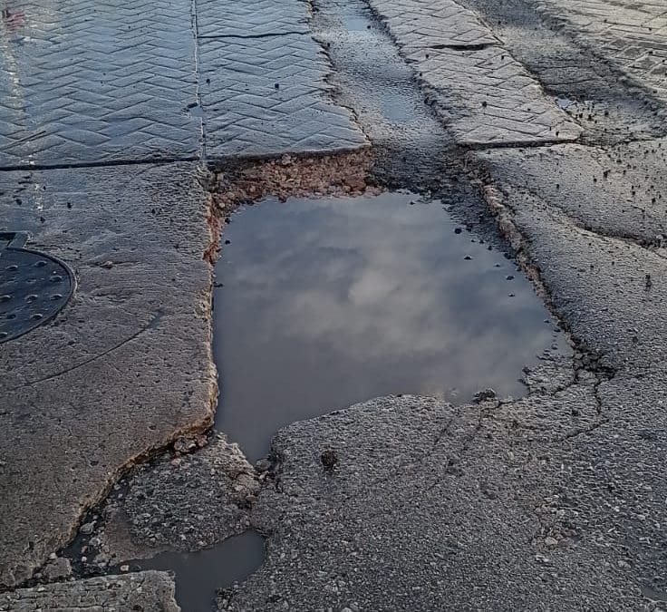 Reporta bache peligroso y edificio abandonado bloqueado en el centro de Chihuahua