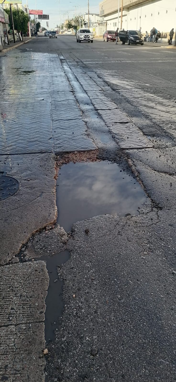 Reporta bache peligroso y edificio abandonado bloqueado en el centro de Chihuahua