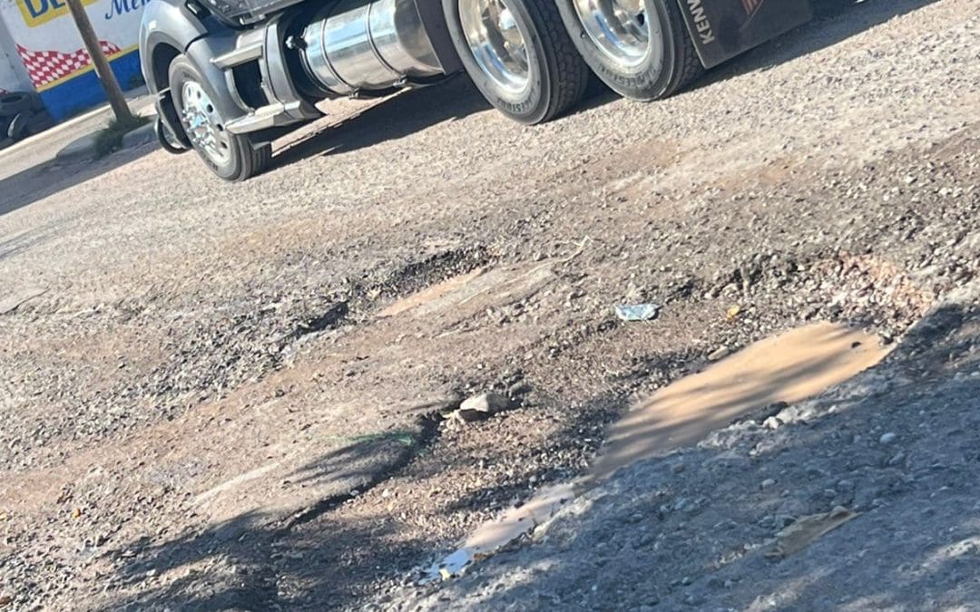 Vecinos denuncian enorme socavón en Vistas del Norte: varios vehículos dañados