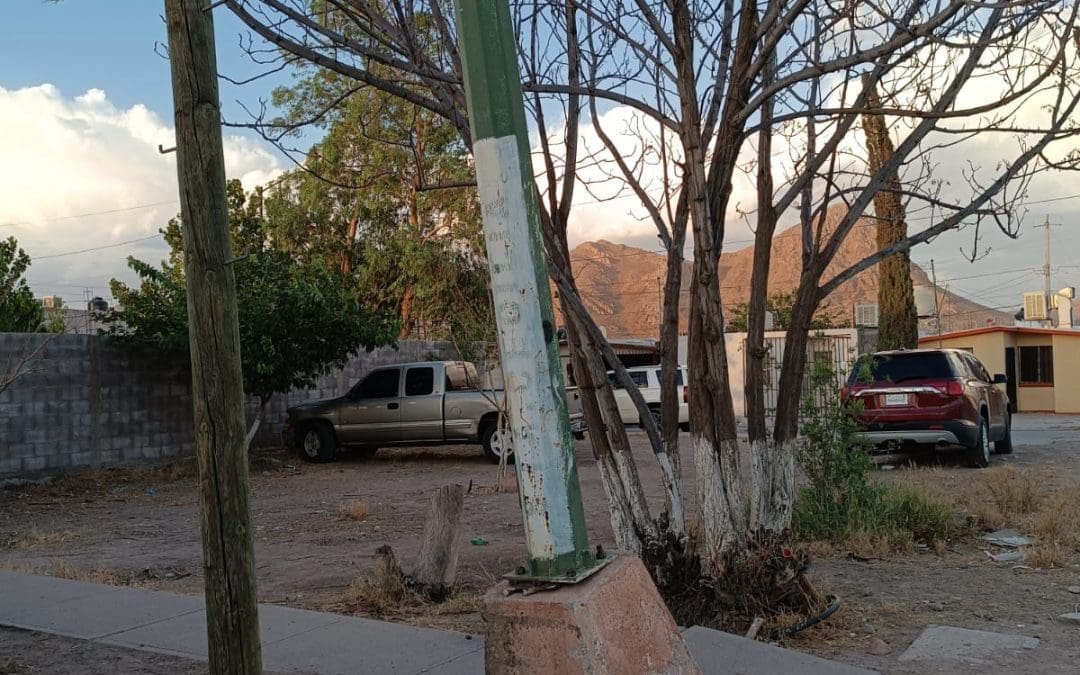 Vecinos denuncian poste a punto de colapsar en fraccionamiento Santo Tomás