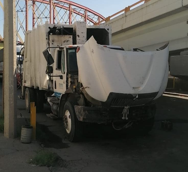 Camión recolector descompuesto provoca atorón vial en Canal