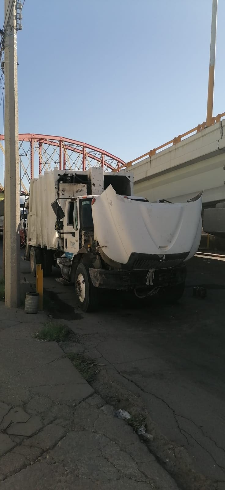 Camión recolector descompuesto provoca atorón vial en Canal